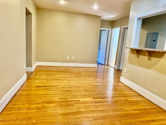 Building Photo - 74 Egmont St Unit 1