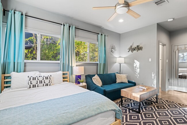Building Photo - 2111 Travis Heights Blvd Unit Furnished Studio Apt.