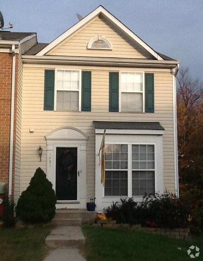 Building Photo - Beautiful End of Row Townhouse