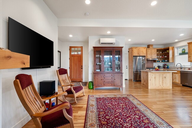 Photo - 530 Sunridge Ln