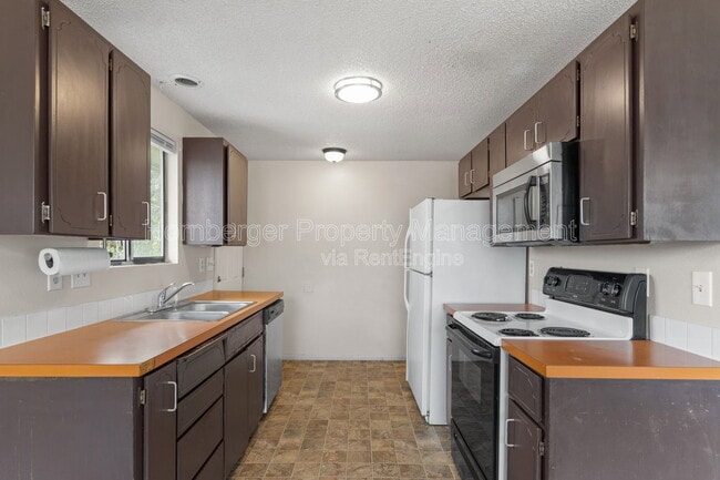 Building Photo - 911 E Bridgeport Ave