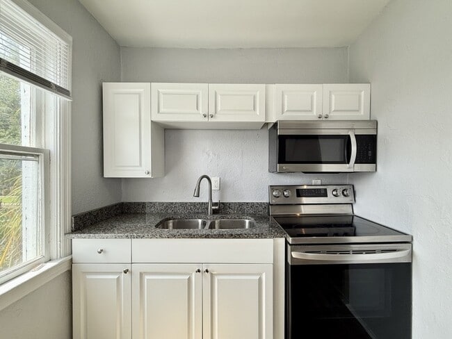 Photo - 711 18th Ave S