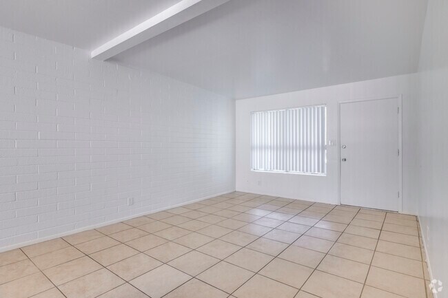 1BR, 1BA - 620SF - Living Room - Parkway