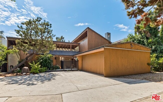 Photo - 515 N Roxbury Dr