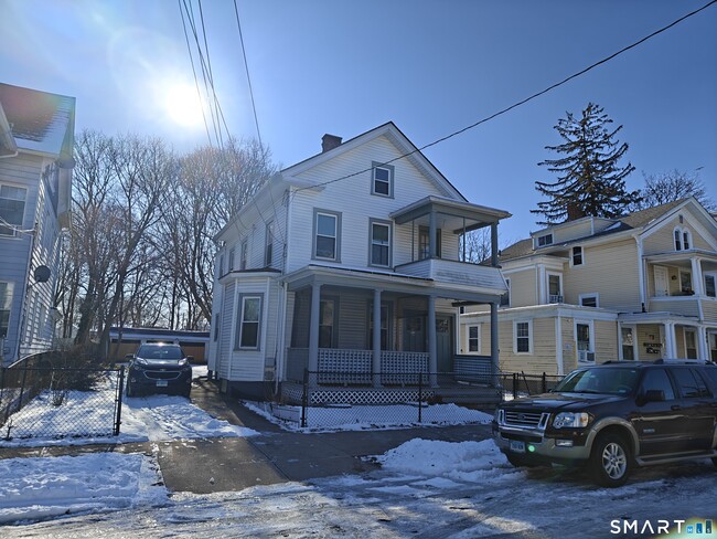 Building Photo - 98 Gilbert Ave Unit 2