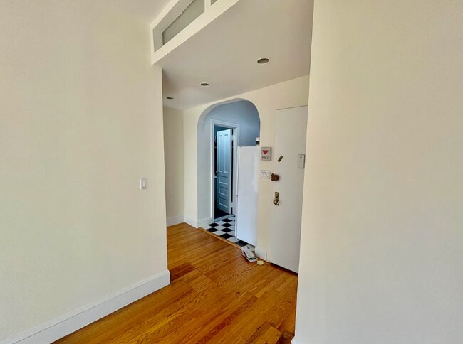 Photo - 22 W 68th St
