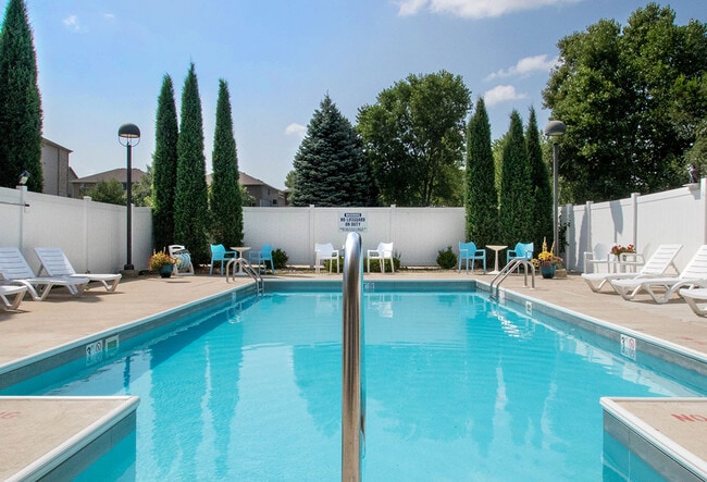 Residentes en la piscina con solárium junto a la piscina en Woodbury Heights