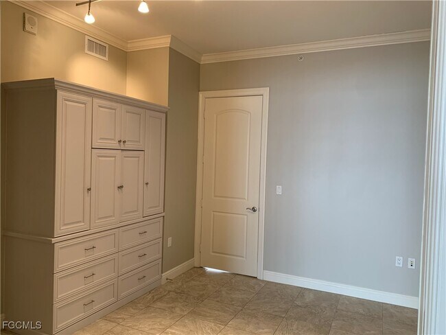 Building Photo - 2090 W First St Unit 2507