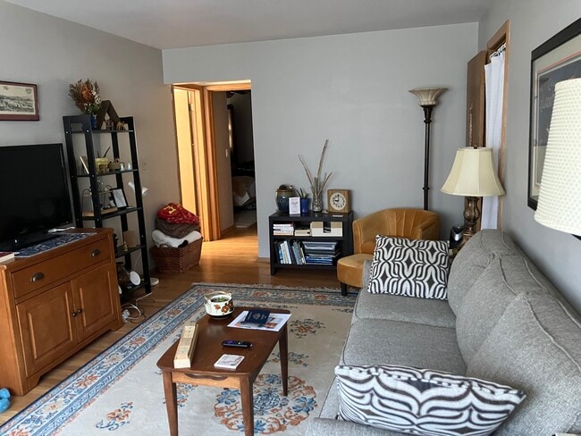 Building Photo - 6723 W Bluemound Rd Unit 2