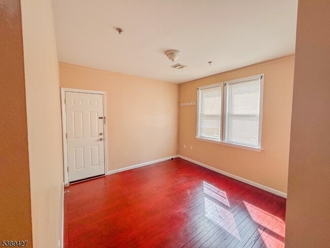 Photo - 329 Broad St