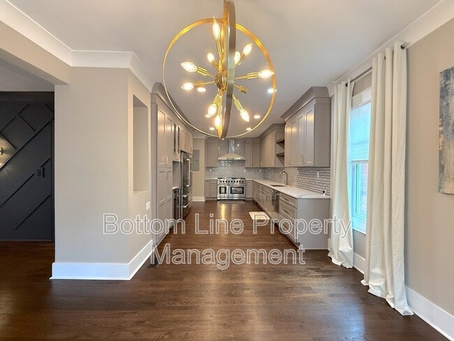 Building Photo - 621 S Summit Ave