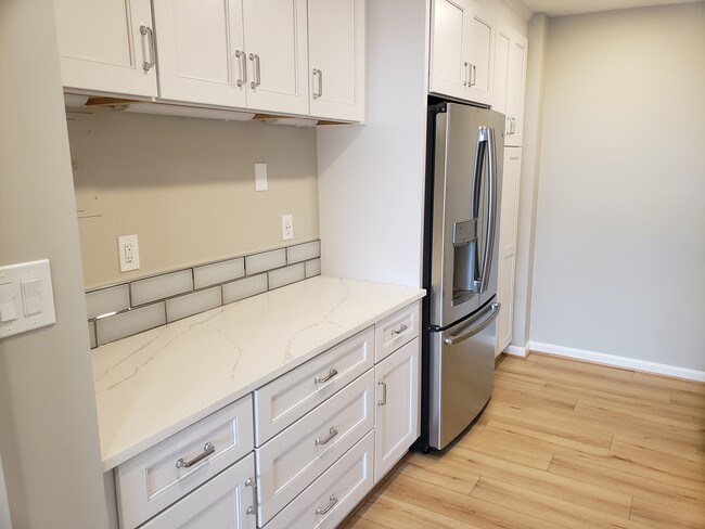 Kitchen - Left Side Detail - 4141 N Henderson Rd Unit Hyde Park #813