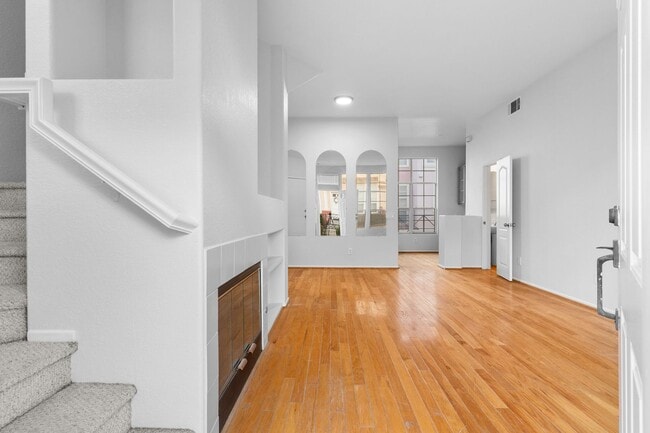 Building Photo - Beautiful Three-Story Condo in Desirable A...