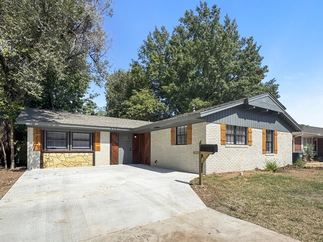 Building Photo - 513 Manor Dr