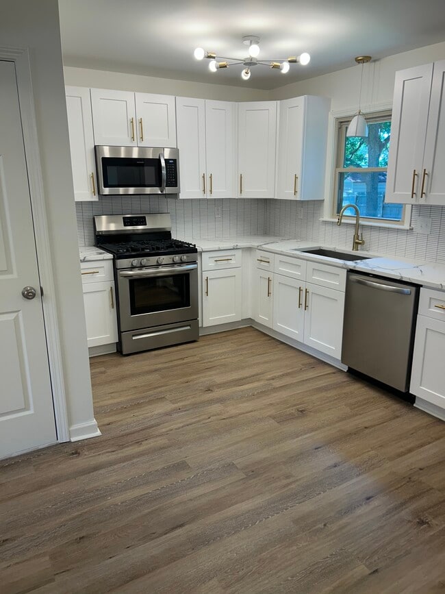 Photo - 600 W 12th St