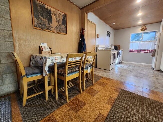 Photo - SKI LEASE: Close to Bus Line, Full Kitchen...