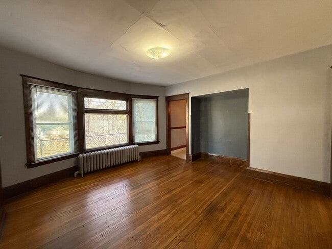 Photo - 950 Arkwright St N