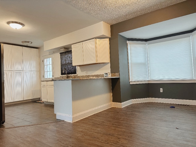 Photo - 671 Crest Ln E