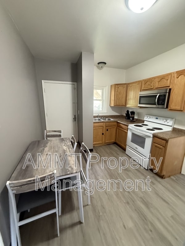 Photo - 1838 J Ave NE