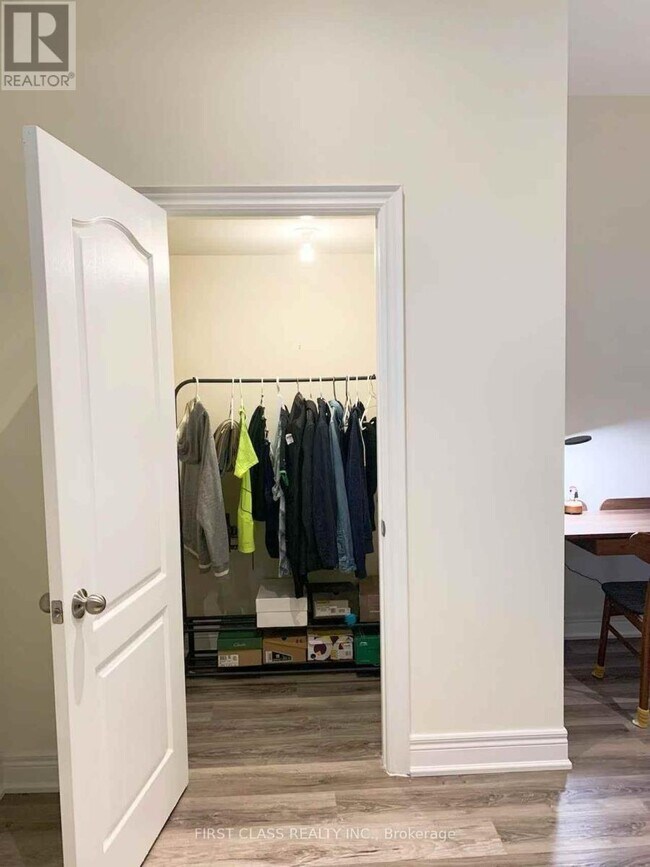 Photo - 132D Finch Ave E