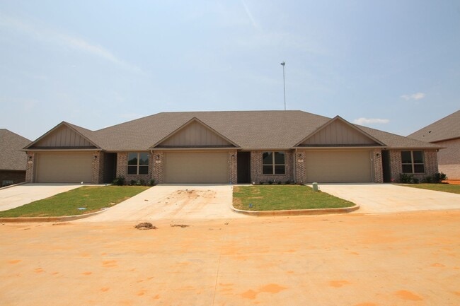 Building Photo - Luxury 3 Bedroom 2 Bath Townhomes in Bullard ISD!