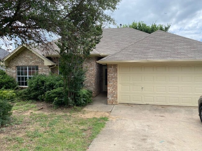 Building Photo - THREE BEDROOM TWO BATHROOM HOUSE
