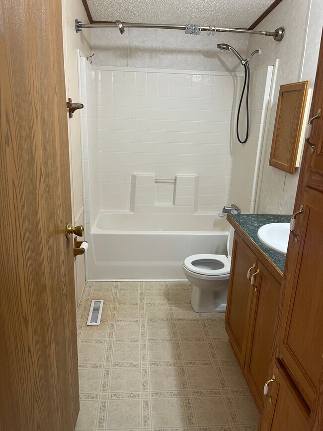 Photo - 802 Larch St