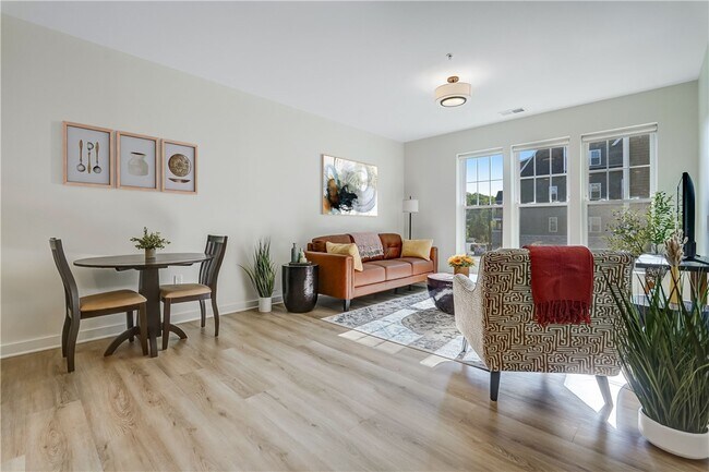 Photo - 160 School St