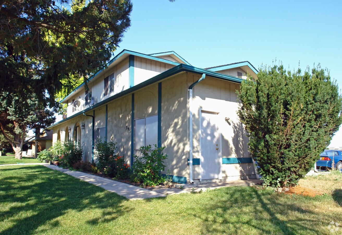 Photo - 393-399 S White Cloud Apartments