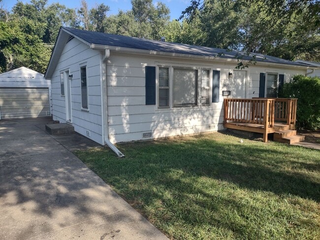 Building Photo - Awesome 3 bedroom 1 bathroom home recently remodeled in Junction City!!