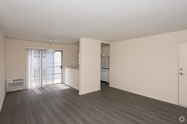 1BR, 1BA - 725 SF