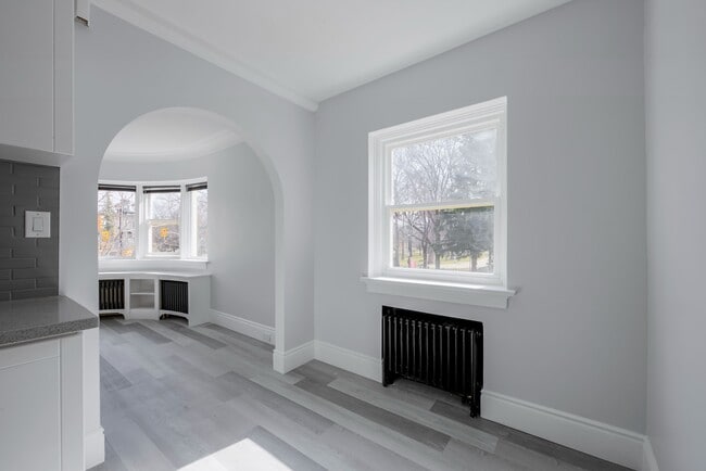 Photo - 8-8 Wellington St W Unit 5