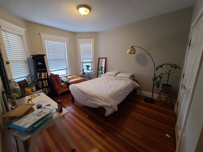 Photo - Off street parking - Close to Whole Foods / CVS - Renovated Kitchen Unidad #2