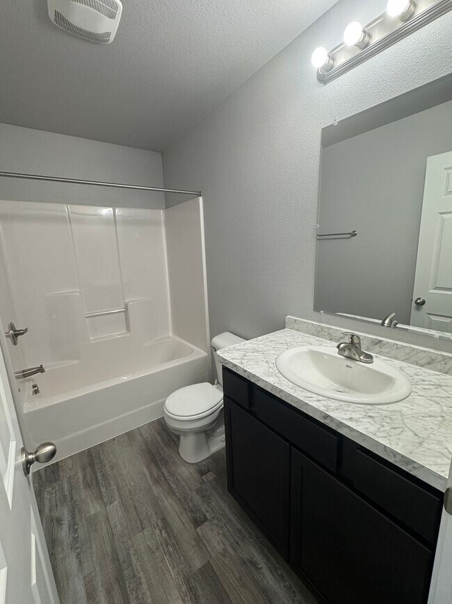 Photo - 719 Hillcrest Dr SE