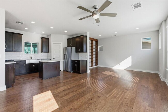 Photo - 1912 Dinsdale Ln