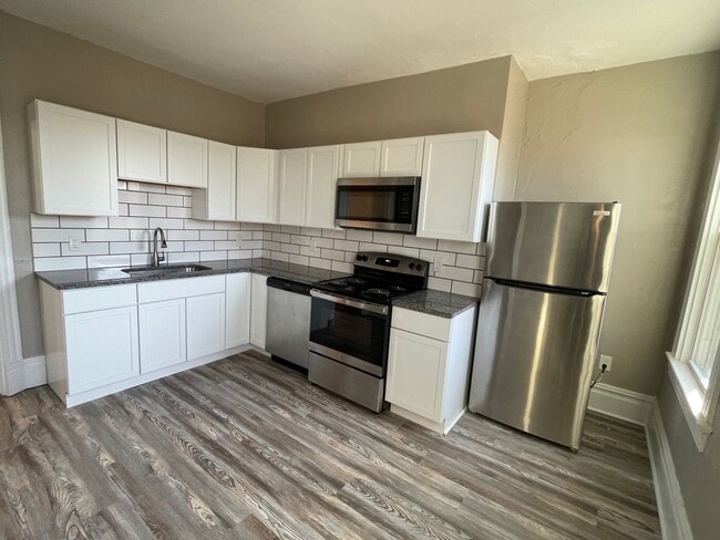 Building Photo - Gorgeous 1 and 2 bedroom apartments for re... Unit Fl 2