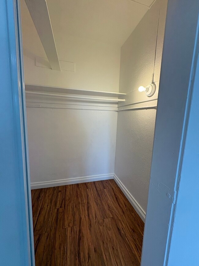 Vestidor - 1237 S Alvarado St Apartments