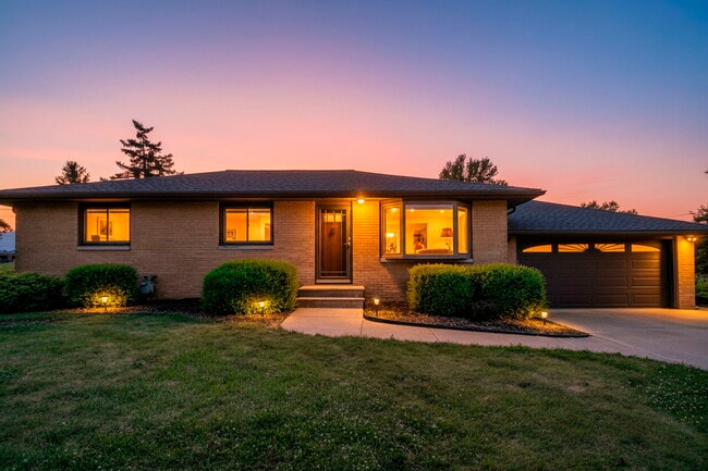 Building Photo - 248 Gladys Dr