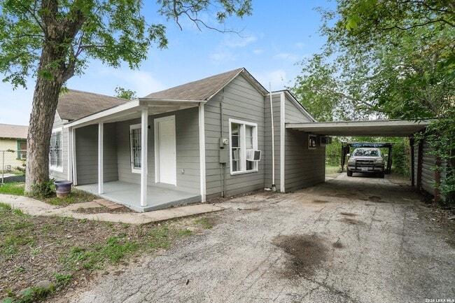 Photo - 614 N Sabinas St