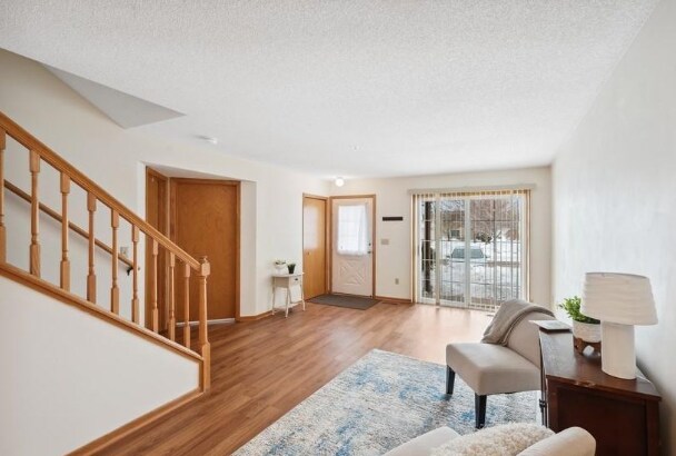 Entry, w closet, light and bright One level living - 2240 Ranchview Ln N