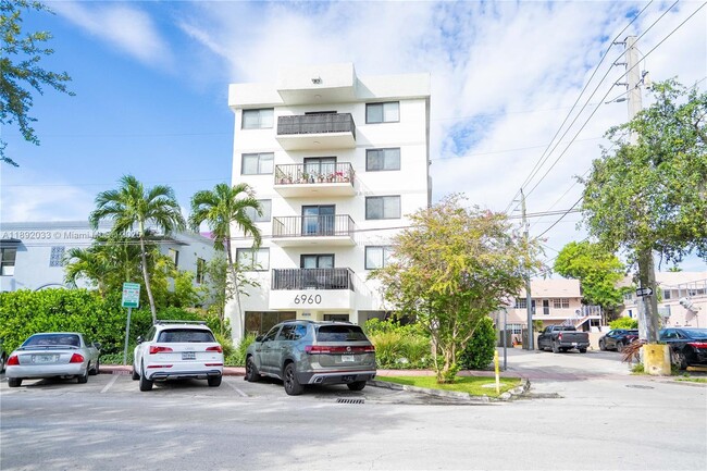 Building Photo - 6960 Rue Vendome Unit 204