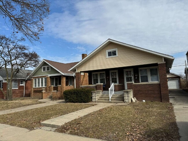 Building Photo - BIG SPACE. MODERN COMFORT. UNBEATABLE VALUE: 3 Bed, 2 Bath Duplex Delight!