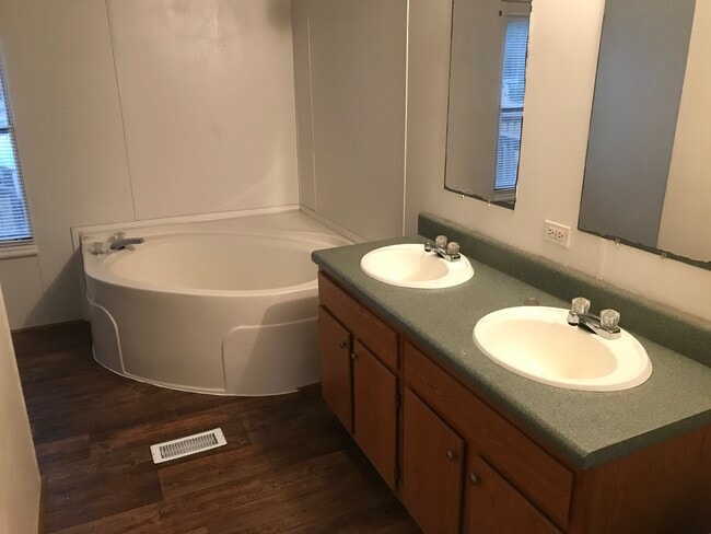 Photo - 500 Linen Ln