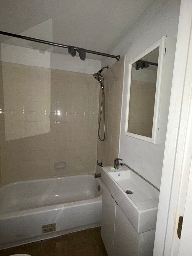 Building Photo - 2219 N 16th St Unit Duplex Apartments