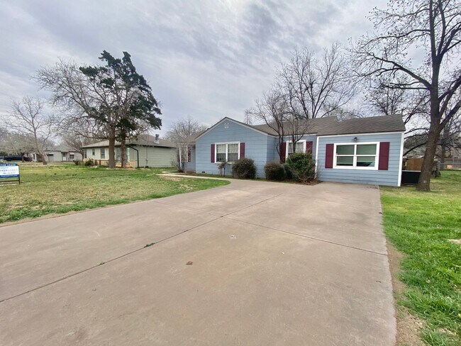 Photo - Pre-leasing now - 3 bed /2 bath - availabl...