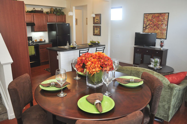 Dining Area - COLLEGE PARK Apartments