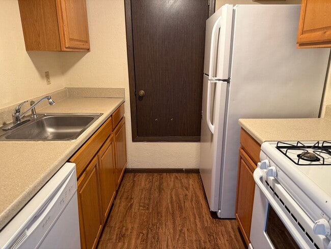 Photo - Wonderful 2 Br, 1.5 Ba, remodeled, 1 CG Unidad 4088 - 8436 Spain Rd. NE # D