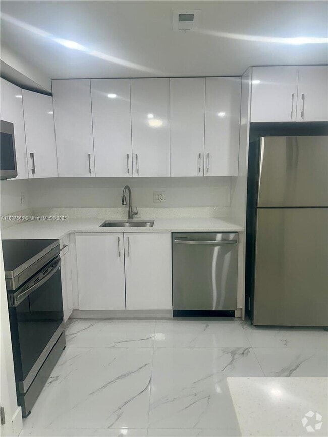 Building Photo - 4166 Inverrary Dr Unit 210 Rental