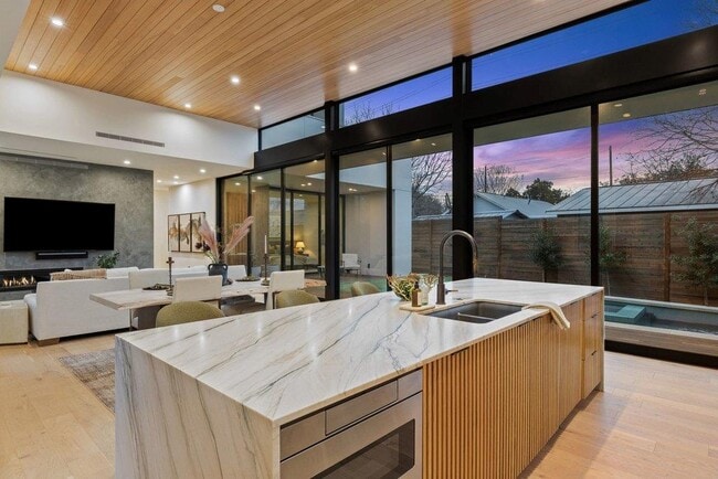 Photo - 910 W Johanna St