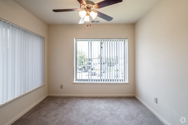 1BR, 1BA - 768 SF - Dining Room